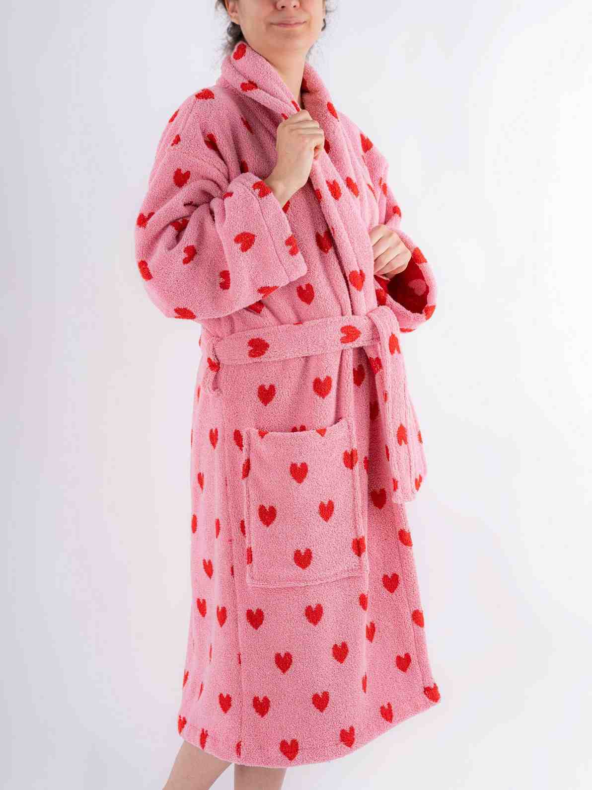 Heart-shaped Turkish bathrobe made from 100% Turkish cotton, plush and thick, perfect for relaxation.
