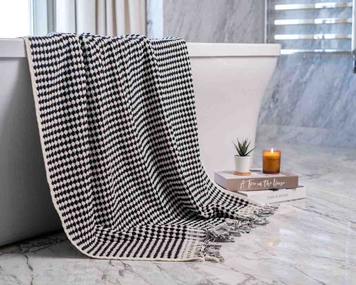 High-quality organic cotton pom pom bath towel, extra large and fluffy, perfect for bath or beach with fast-drying material.