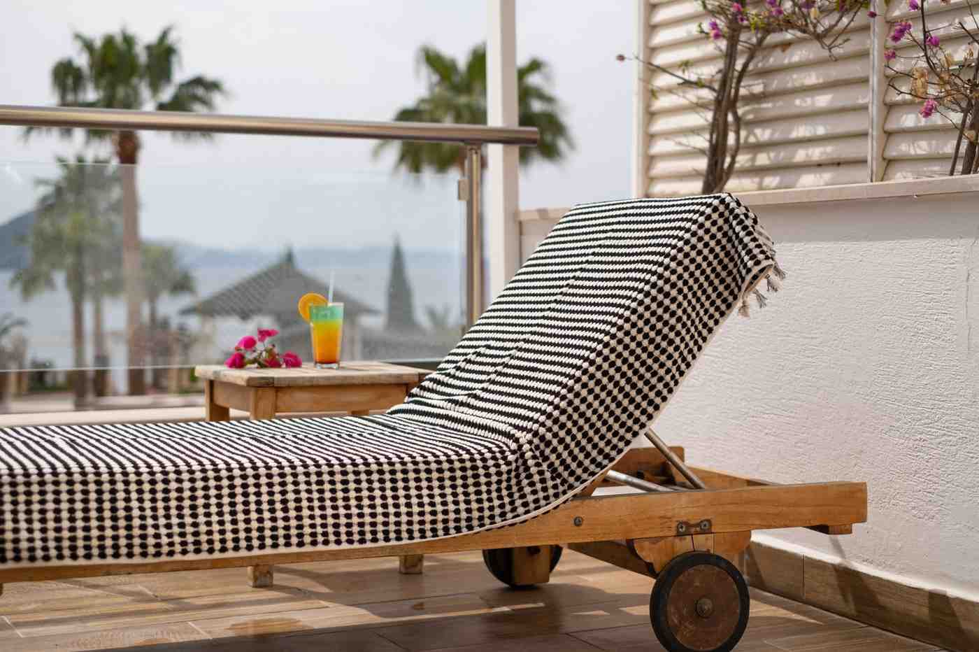 Luxurious jacquard weave pom pom bath towel in organic cotton, oversized for comfort, quick-dry and lint-free, 72 x 36 inches.