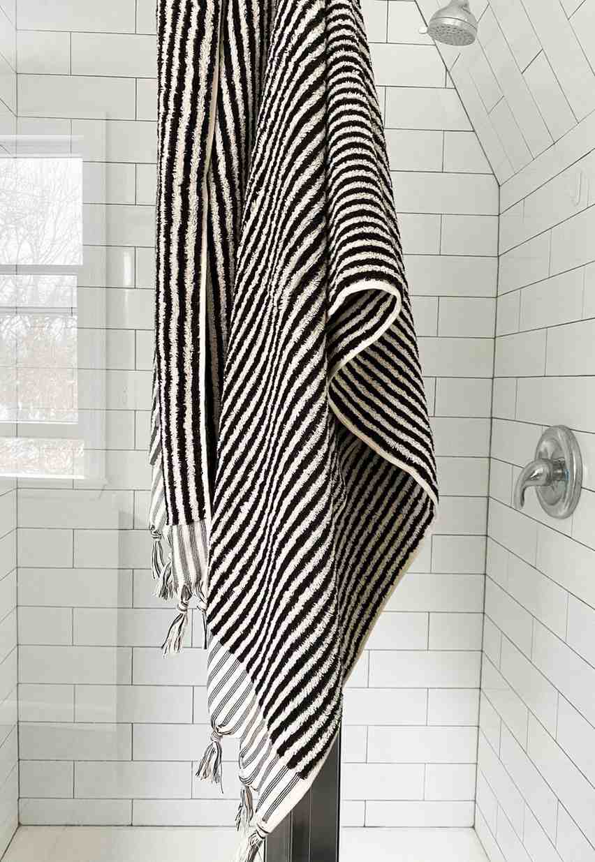 Large striped beach towel, highly absorbent and odor-resistant, made from organic long-fiber cotton
