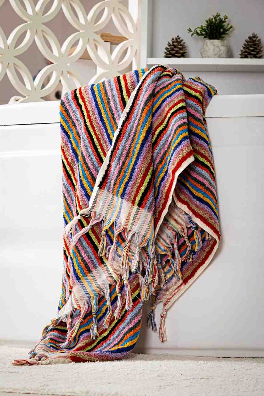 Striped bath towel in black loom jacquard weave, made from 100% organic cotton, measuring 36x72 inches