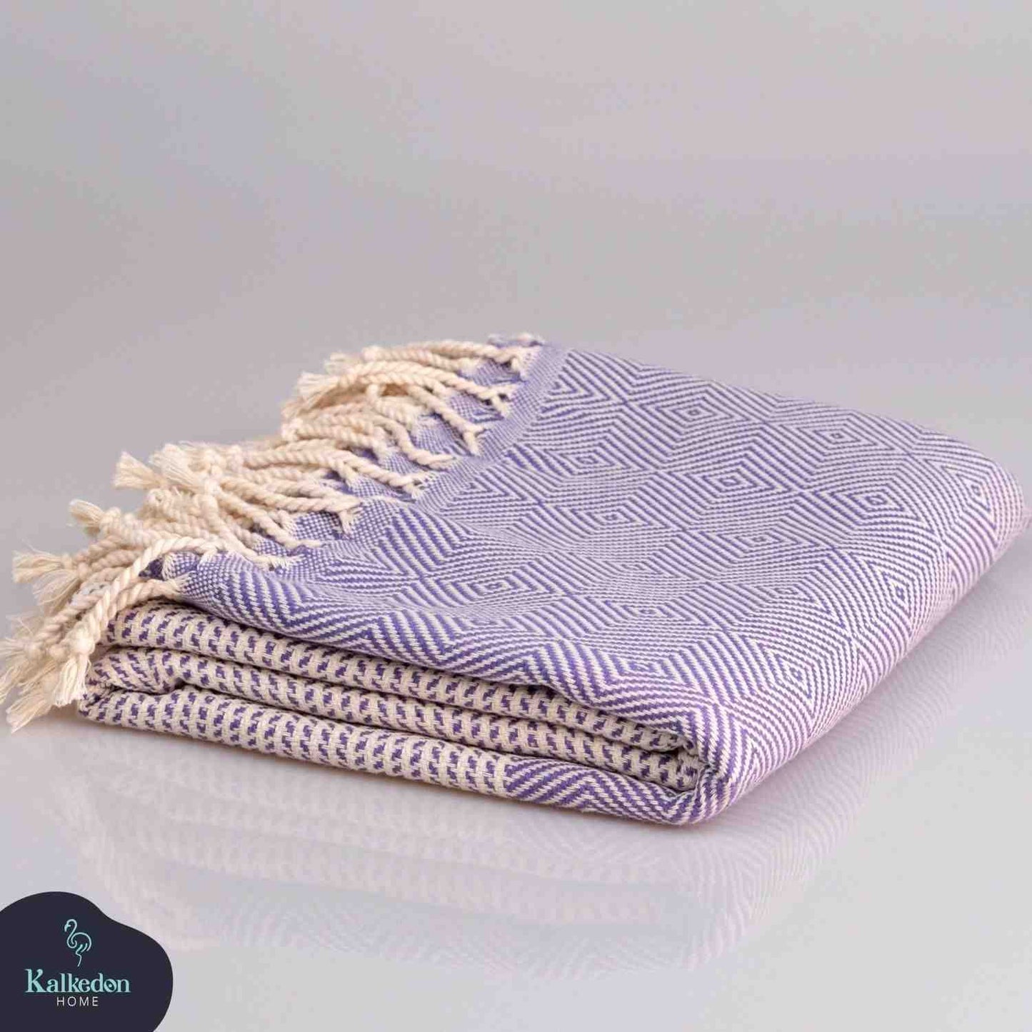 Sand resistant and fade-resistant cotton throw blanket, perfect for beach settings.